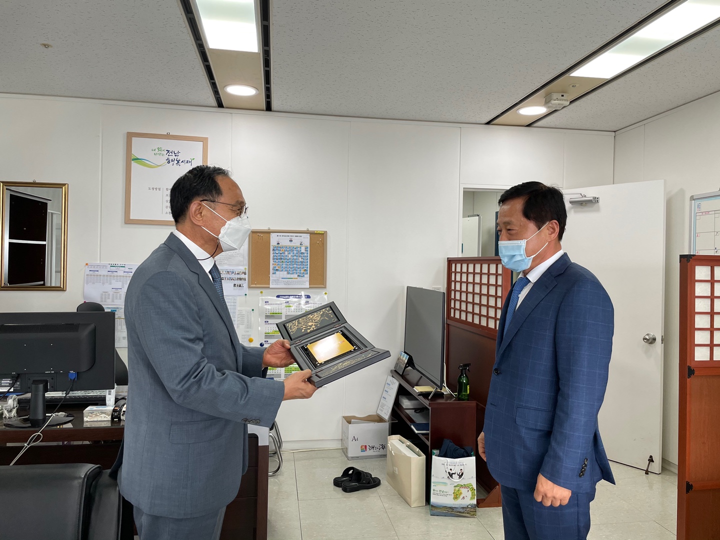 전동호 건설교통국장 인재육성 장학금 기탁 2