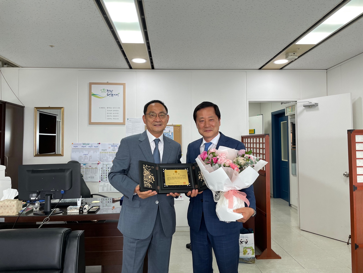 전동호 건설교통국장 인재육성 장학금 기탁 1