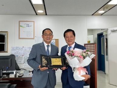 전동호 건설교통국장 인재육성 장학금 기탁