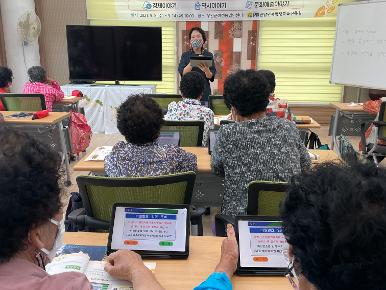 '글자를 넘어 일상으로' 찾아가는 생활문해교실 